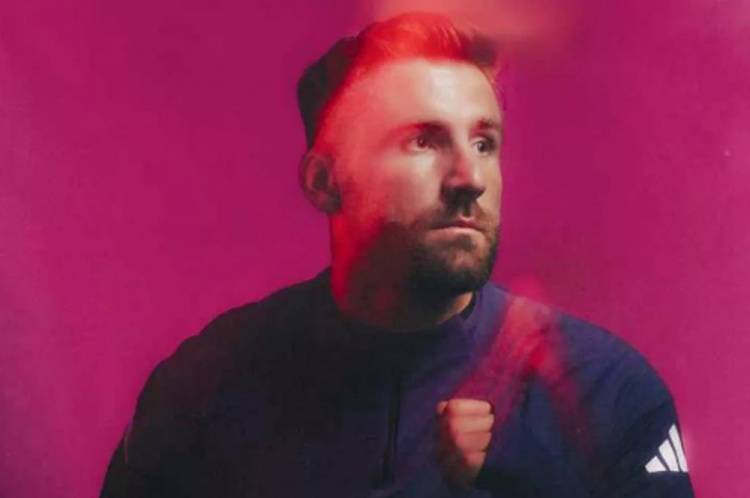 老板人呢曼晚：曼联新赛季训练装备暂时无赞助商支持